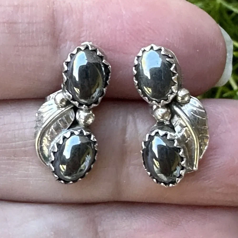 Vintage Navajo‎ Stud Earrings 0.75 Inch Hematite Cabs Feather 925 Sterling 2.8g